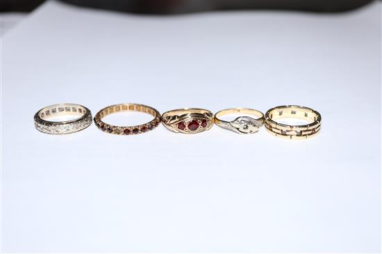 Four assorted 9ct rings, a yellow metal ring and a small group of costume jewellery.